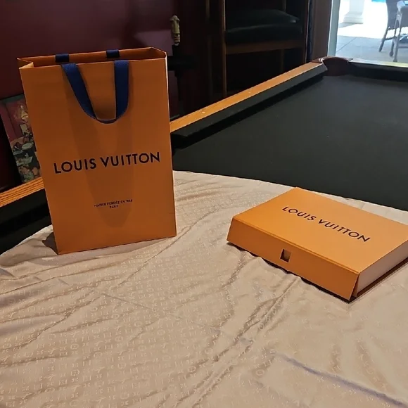 Louis Vuitton Cream Textured Scarf - Picture 4 of 6